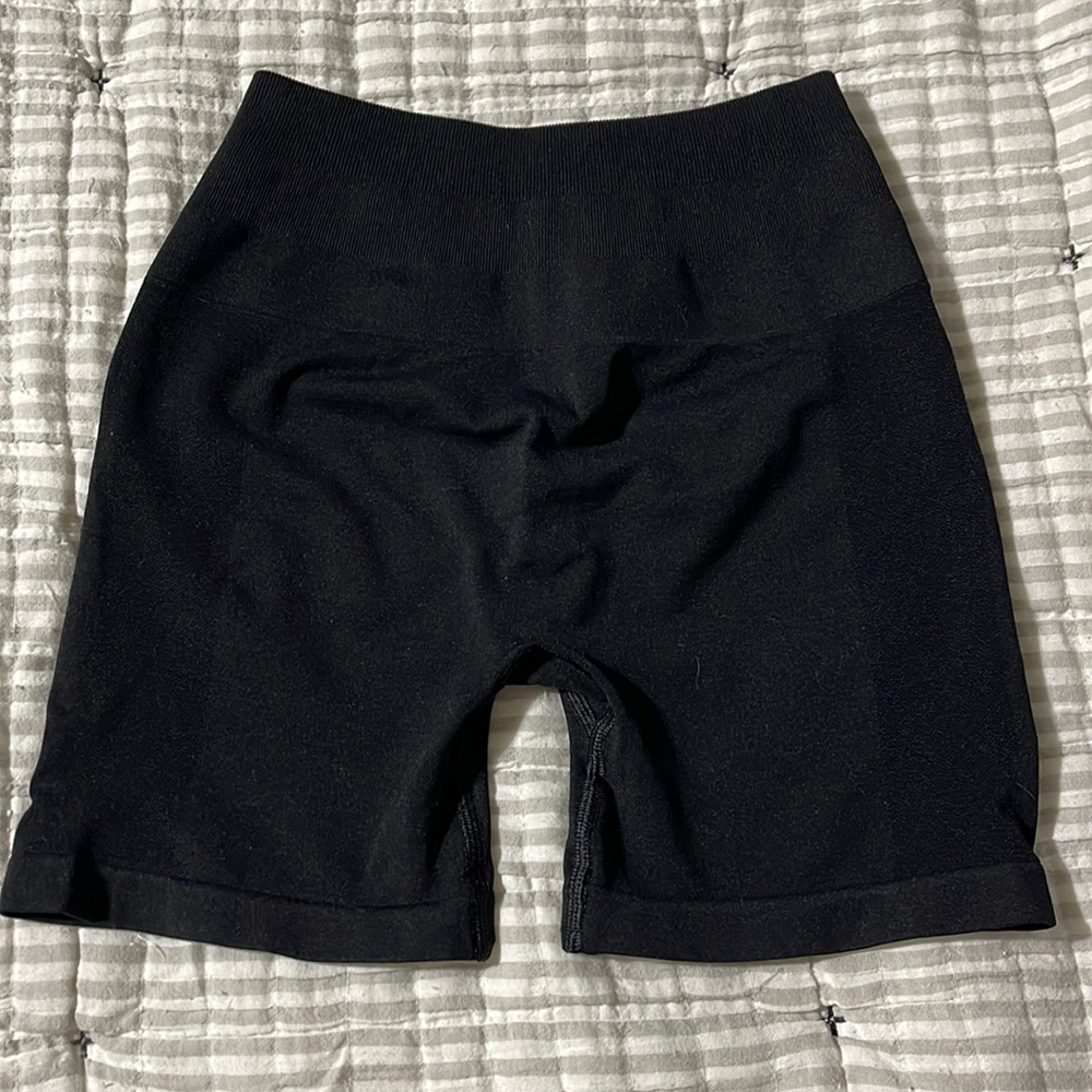 Alphalete Amplify 4.5 black shorts